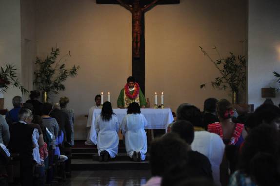 A movimentada missa dominical rezada em Rapa Nui, na Ilha de Páscoa, território chileno no meio do Oceano Pacífico